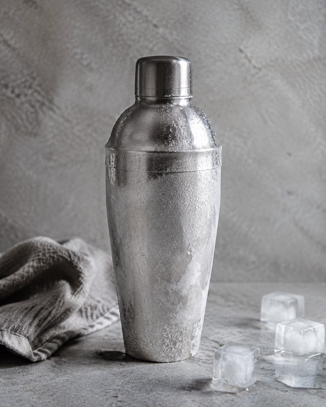 Lukket cocktailshaker dækket af kold kondens efter kraftig rystning