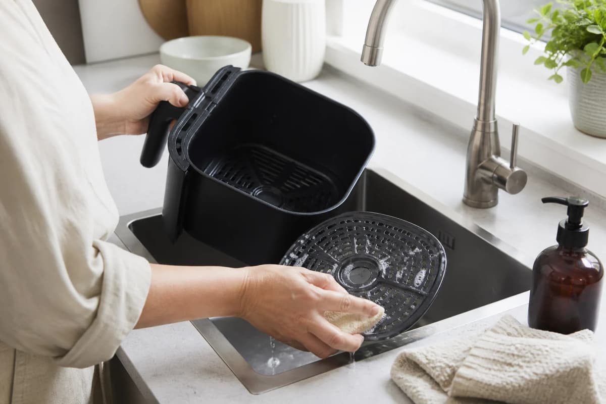 Tid, vending og kontrol – redaktionel illustration til airfryer-guide