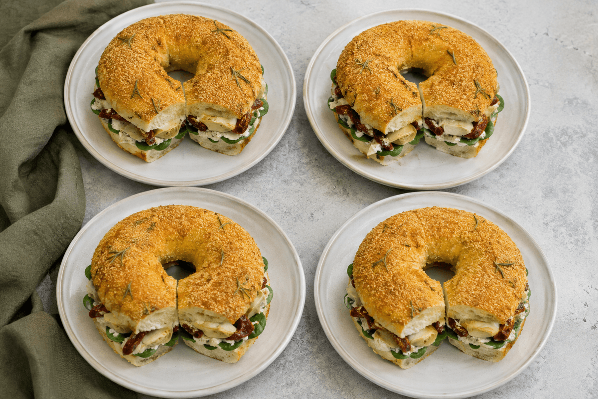 Fire kartoffelbagels med rosmarin, bønnecreme og artiskokfyld