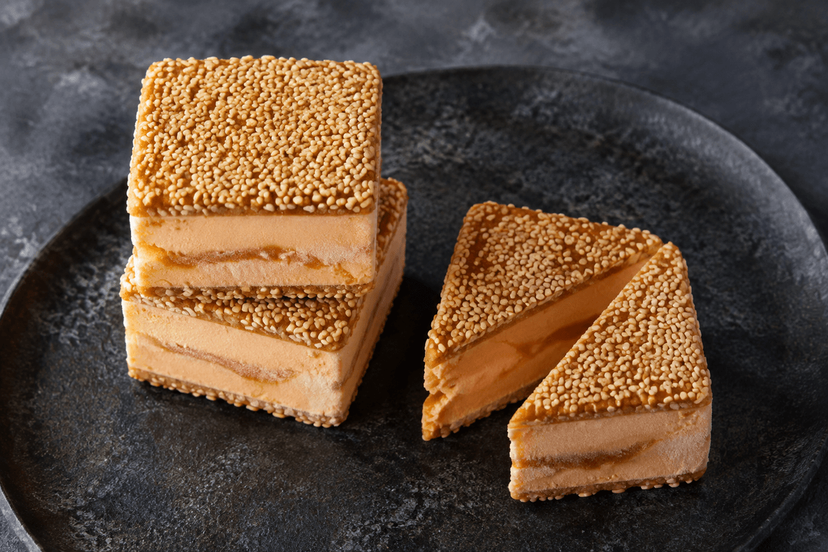 Firkantede issandwich med tahinkiks, bagt ferskenis og ingefærhonning