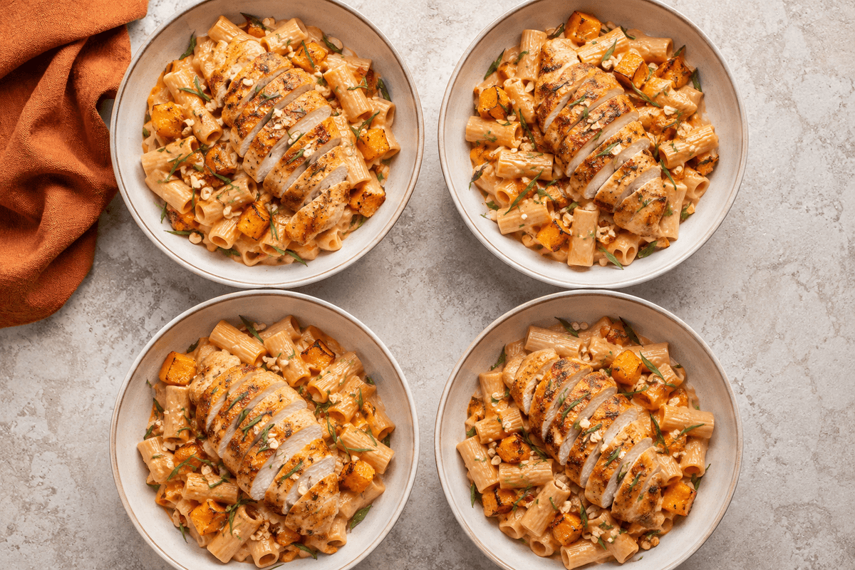 Fire skåle Marry Me chicken pasta med græskar, estragon og mandler