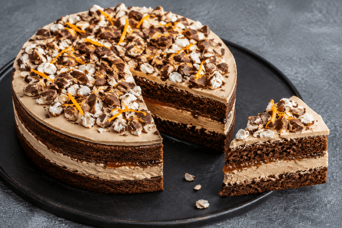 Rugbrødslagkage med abrikos, kaffecreme og knuste rutebiler