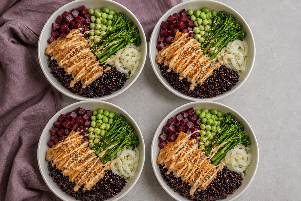 Fire poke bowls med miso-appelsinkylling, sorte ris og syltet fennikel