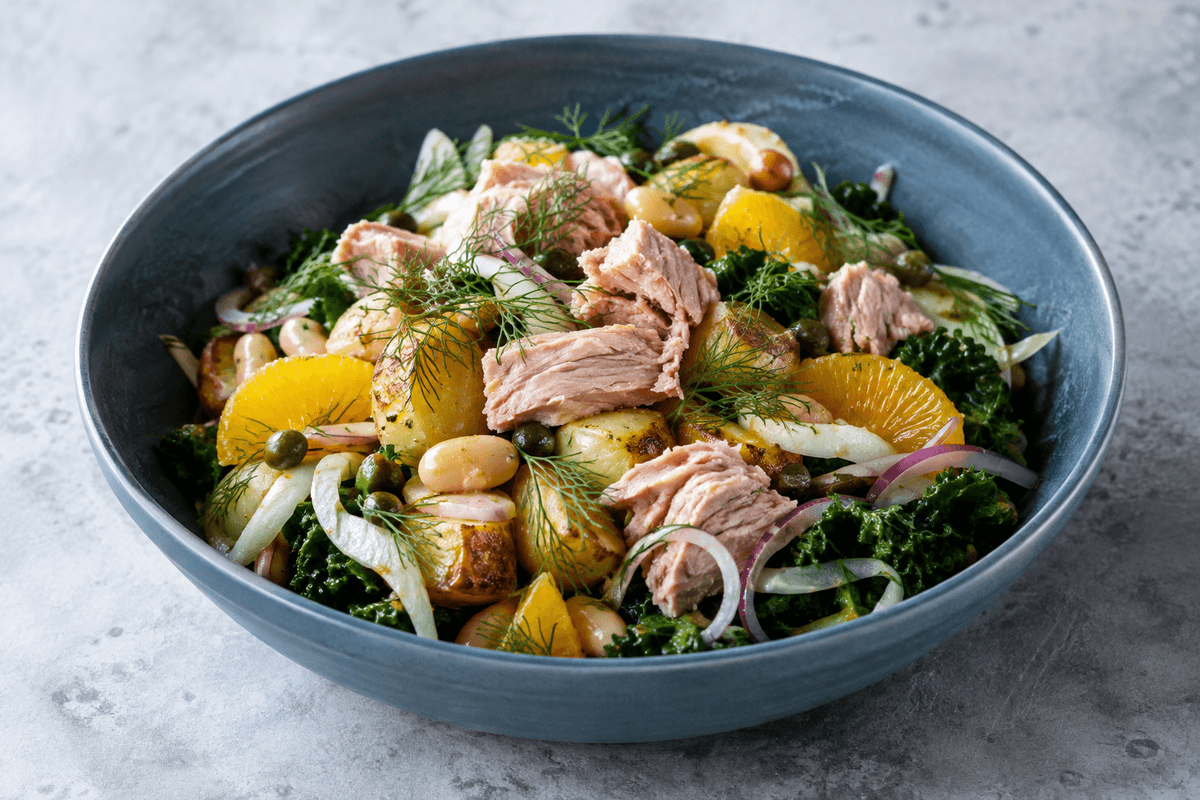 Salat med tun, ovnbagte kartofler, hvide bønner, grønkål, fennikel og appelsin