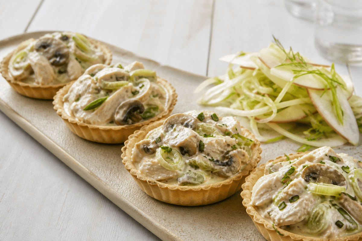 Fire tarteletter med cremet kylling, svampe, porre og estragon samt fennikel-æblesalat