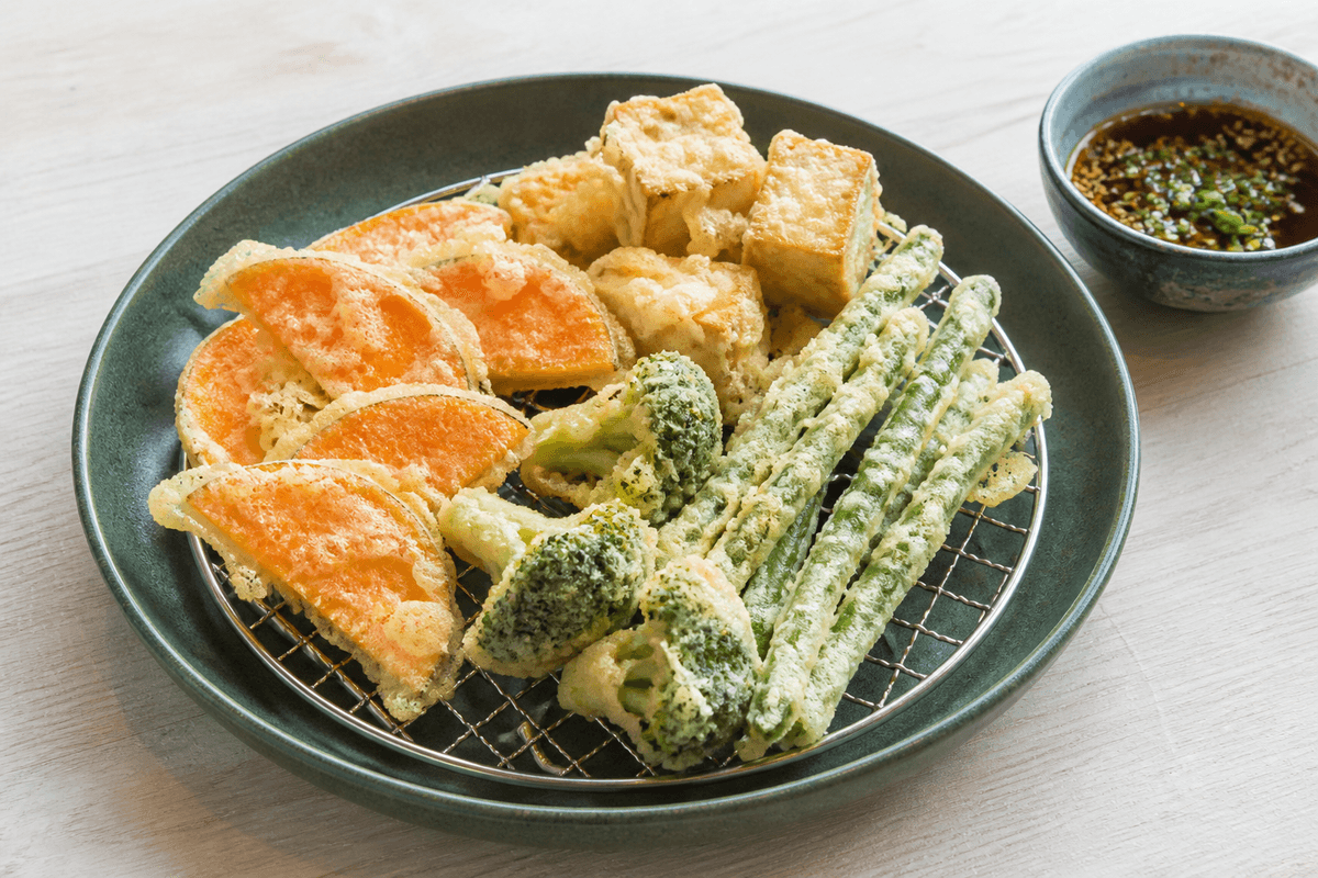 Vegetarisk tempura med tofu, sød kartoffel, broccoli og grønne bønner