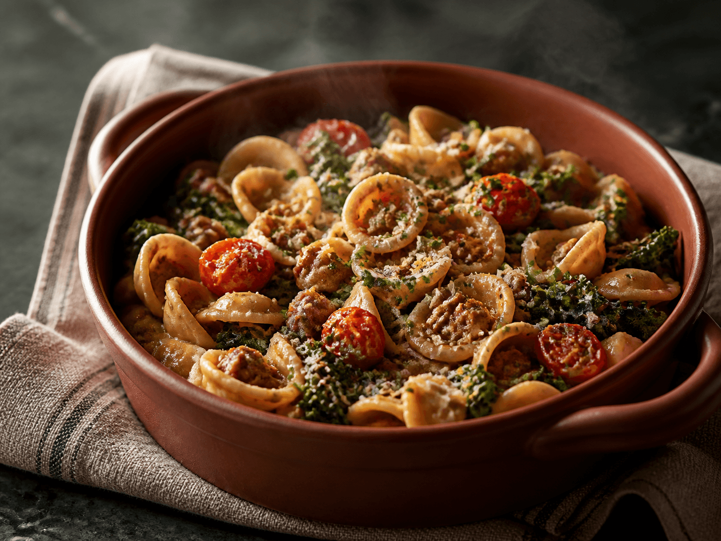 Rustik orecchiette med fennikelsalsiccia, blisterede cherrytomater, grønkål, mascarpone, pecorino og citron i brændt umbrafarvet cocotte