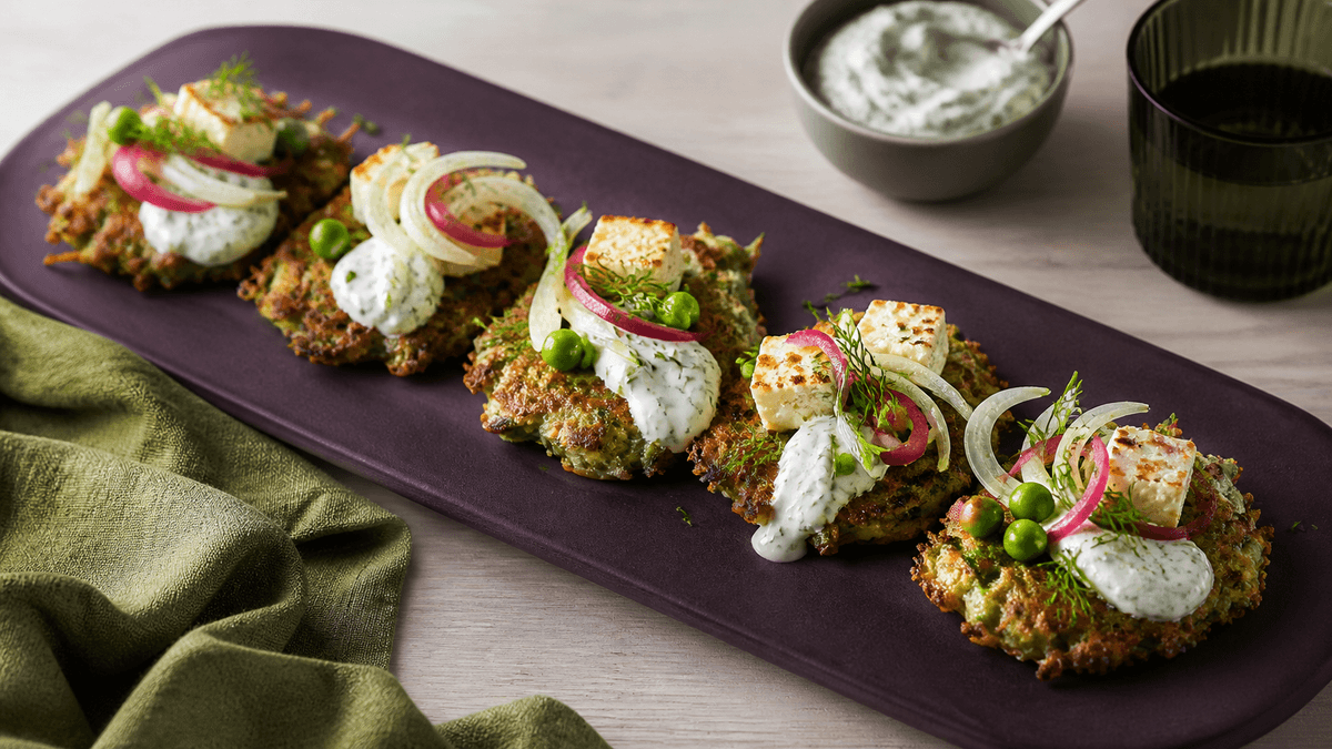 Langt auberginefad med seks små sprøde grønne rösti, bagt feta, ærter, fennikel, syltet rødløg, dild og tyk urtedip
