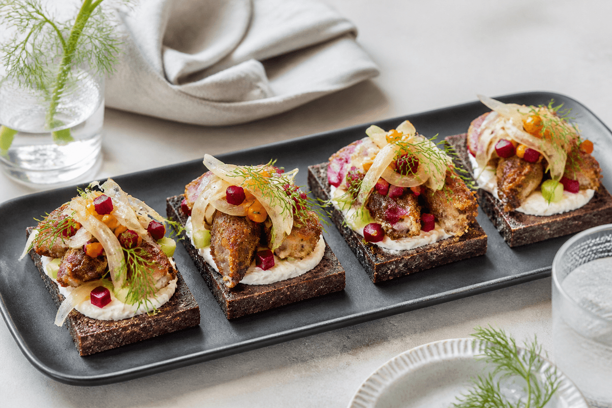 Fire rugtartiner med rugpanerede stegte sild i havtorn-æblelage, peberrodscreme, rødbede, æble, fennikel og dild