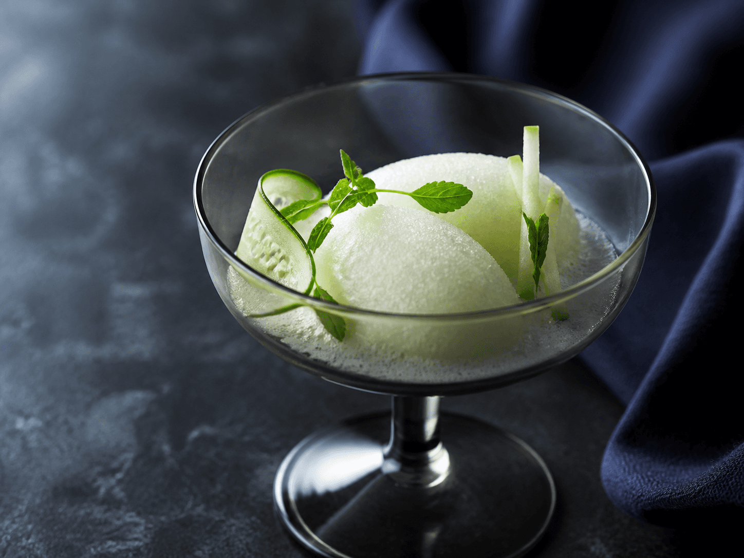 To lysegrønne queneller champagnesorbet i røget coupe med grønt æble, agurkebånd, citronverbena og let mousserende skum