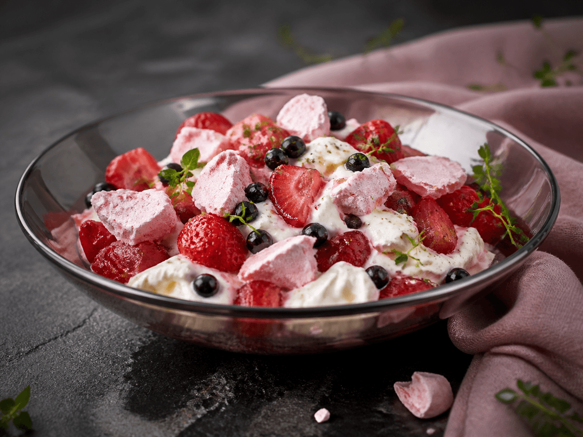 Eton Mess i lav røget glasskål med skyr-flødecreme, bagte jordbær og rabarber, lyserød kardemommemarengs, solbær og citrontimian