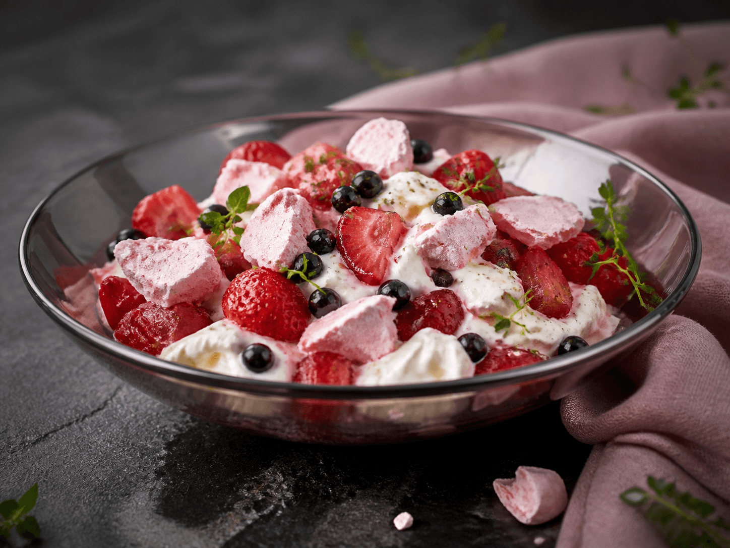 Eton Mess i lav røget glasskål med skyr-flødecreme, bagte jordbær og rabarber, lyserød kardemommemarengs, solbær og citrontimian