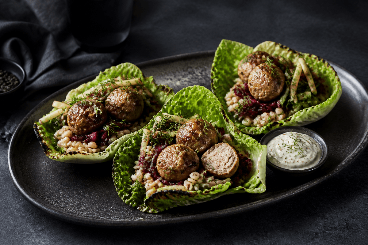 Kyllinge-rødbededeller i grillede savojkålswraps med perlebyg, æblekål og sennepsskyr