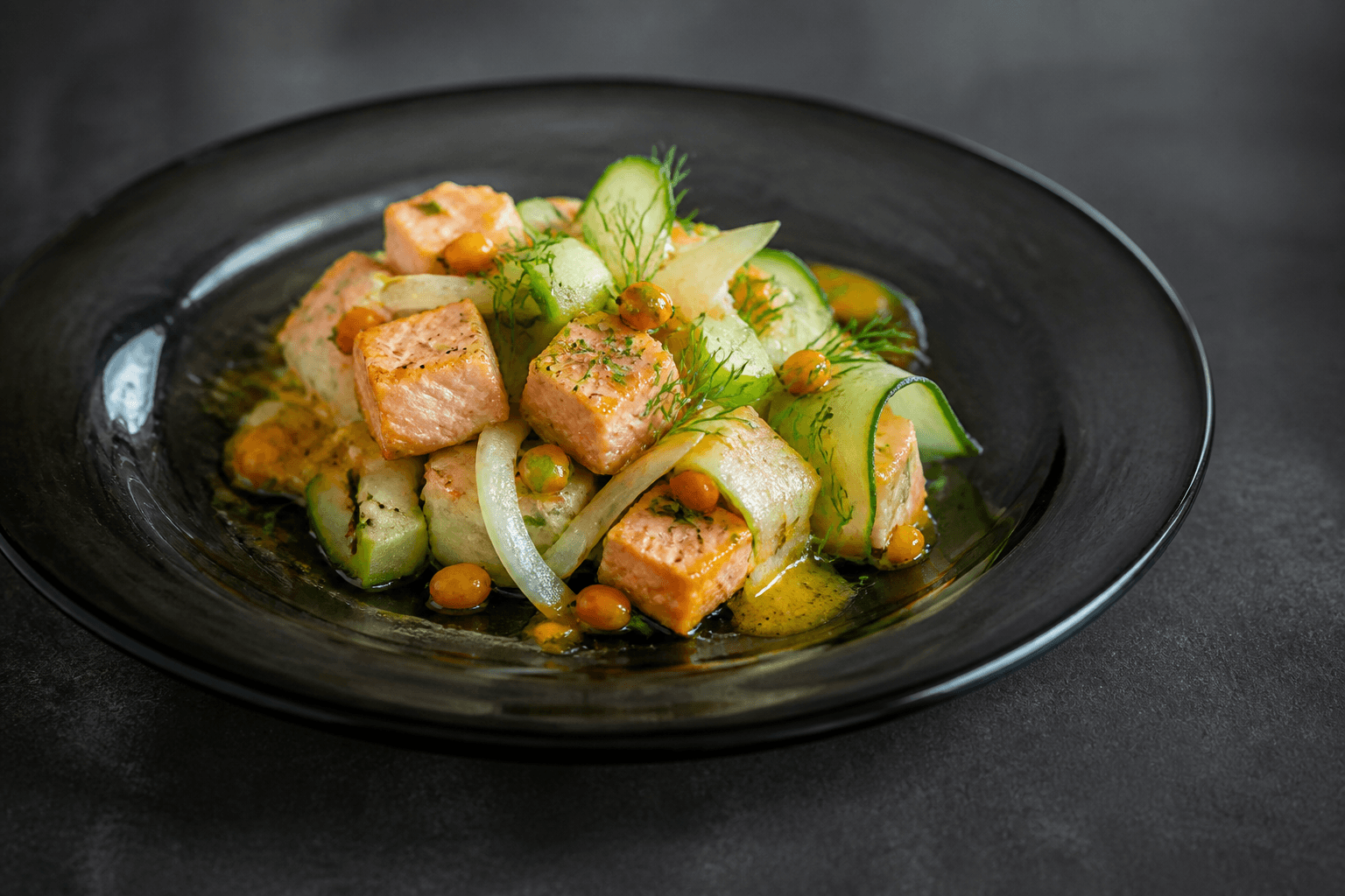 Nordisk ceviche-stil med gennemtilberedte laksetern, fennikel, agurk, æble, dild og havtorn-limedressing