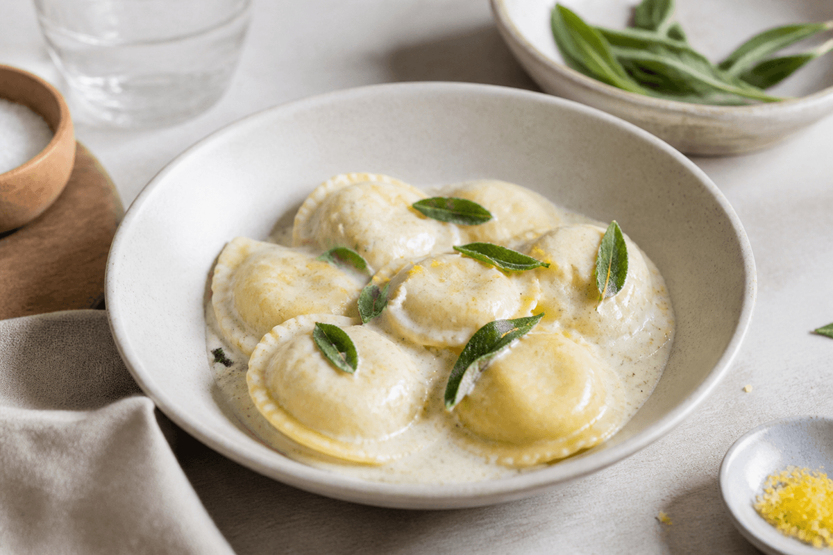 Ravioli med gorgonzolasauce anrettet i Madblikkets lyse nordiske billedstil