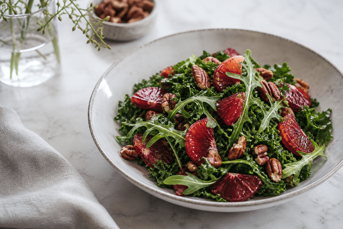 Blodappelsinsalat med rucola anrettet i Madblikkets lyse nordiske billedstil