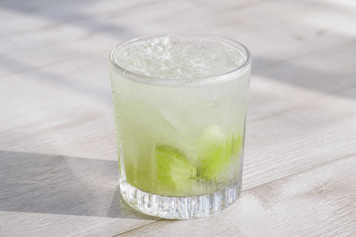 Caipirinha cocktail anrettet i Madblikkets lyse nordiske billedstil
