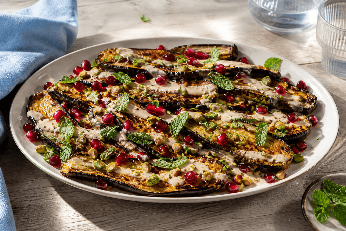 Grillet aubergine med tahindressing og mynte anrettet i Madblikkets lyse nordiske billedstil