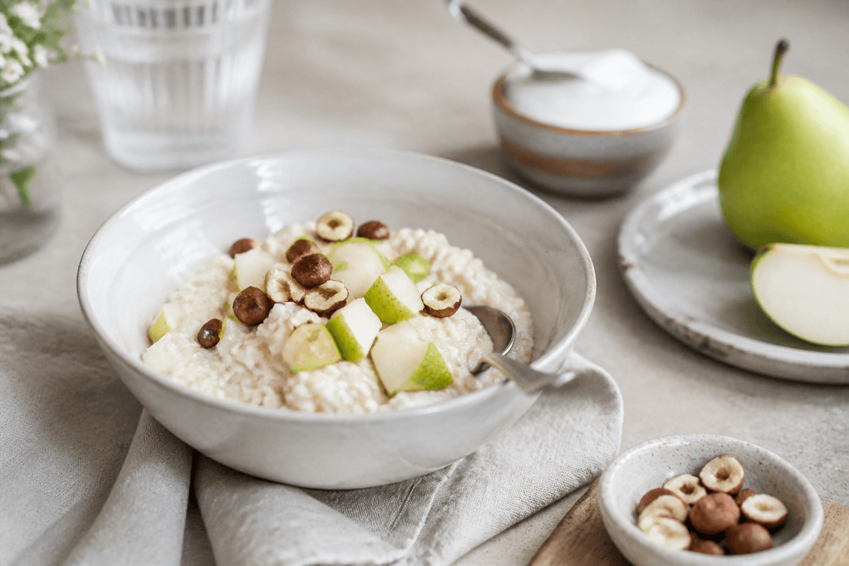Bircher Müsli med pære anrettet i Madblikkets lyse nordiske billedstil