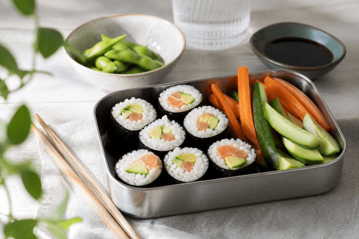 Sushi i madpakken - lækre maki med laks anrettet i Madblikkets lyse nordiske billedstil