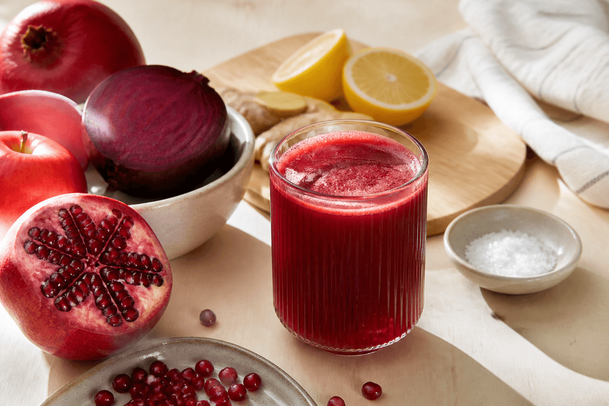 Granatæble juice med power anrettet i Madblikkets lyse nordiske billedstil