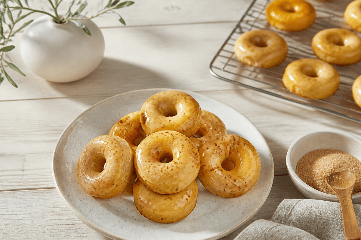 Mini donuts med safran anrettet i Madblikkets lyse nordiske billedstil