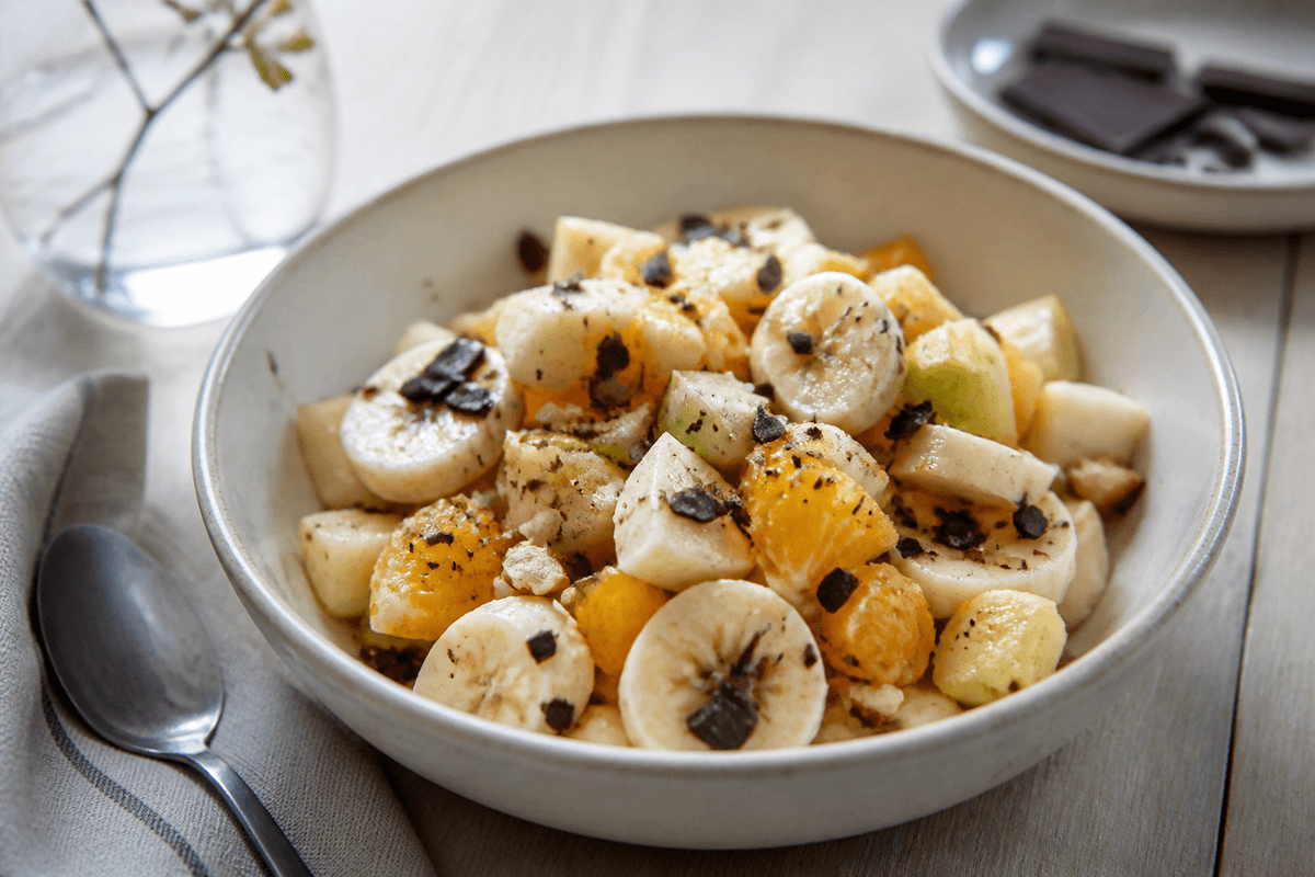 Frugtsalat med chokolade anrettet i Madblikkets lyse nordiske billedstil