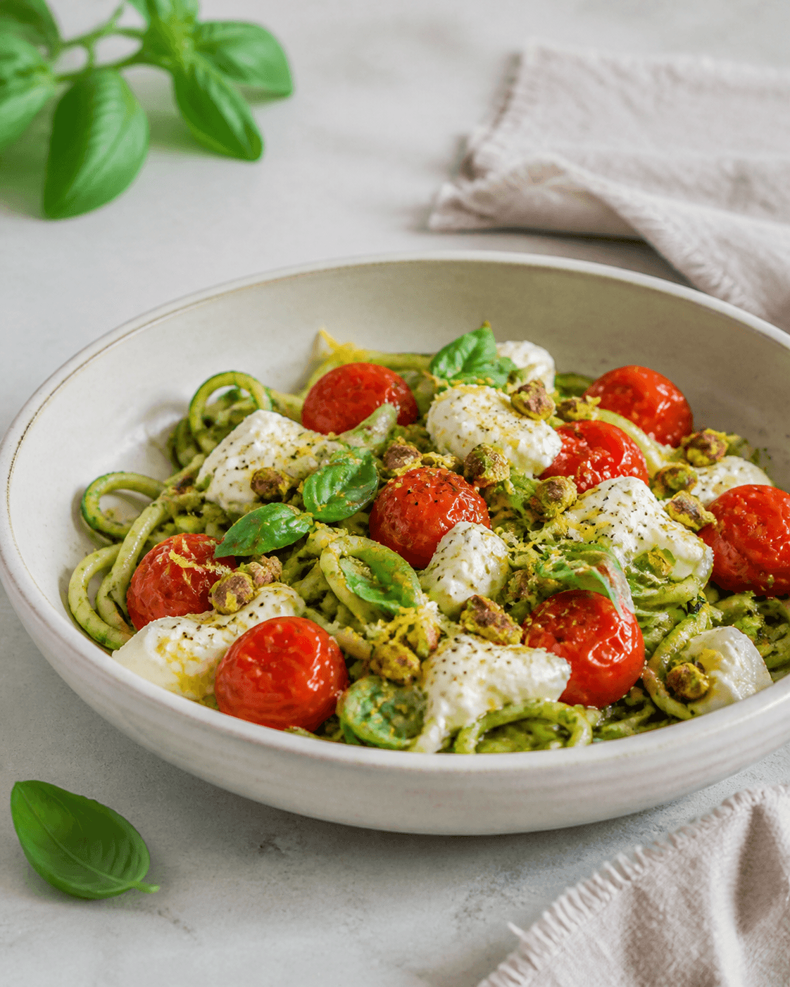 Squashspaghetti med pistaciepesto, bagte cherrytomater, burrata, citron og basilikum