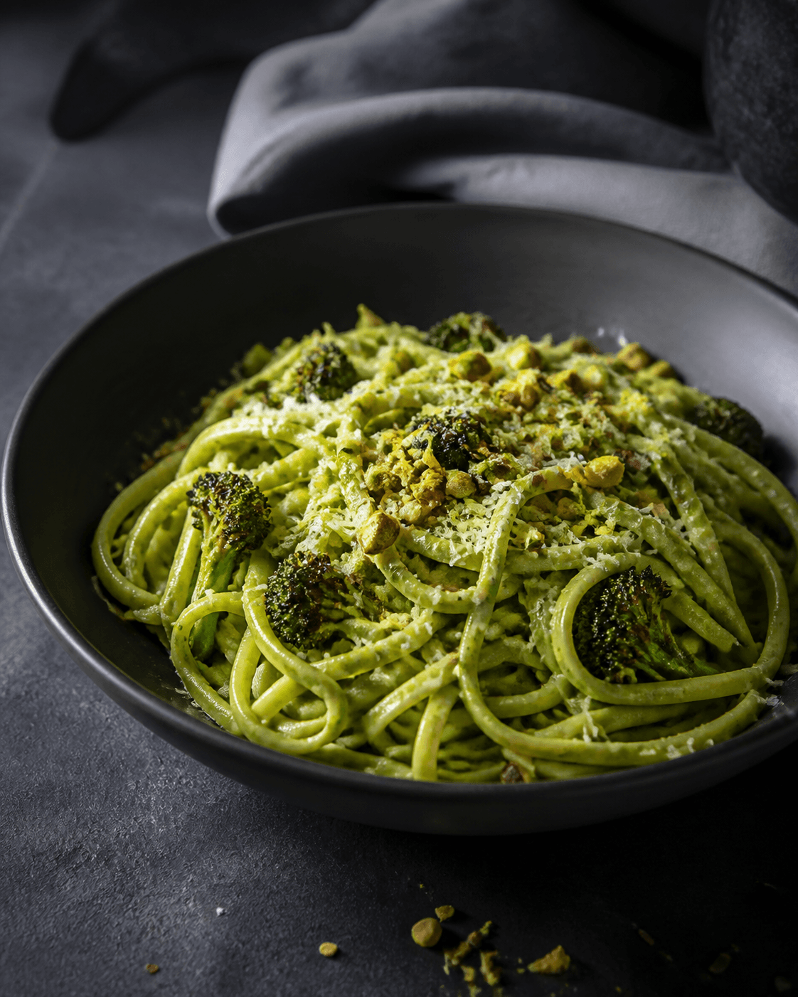 Grøn linguine med broccolicitron-sauce, charrede broccolibuketter, pistacie og parmesan