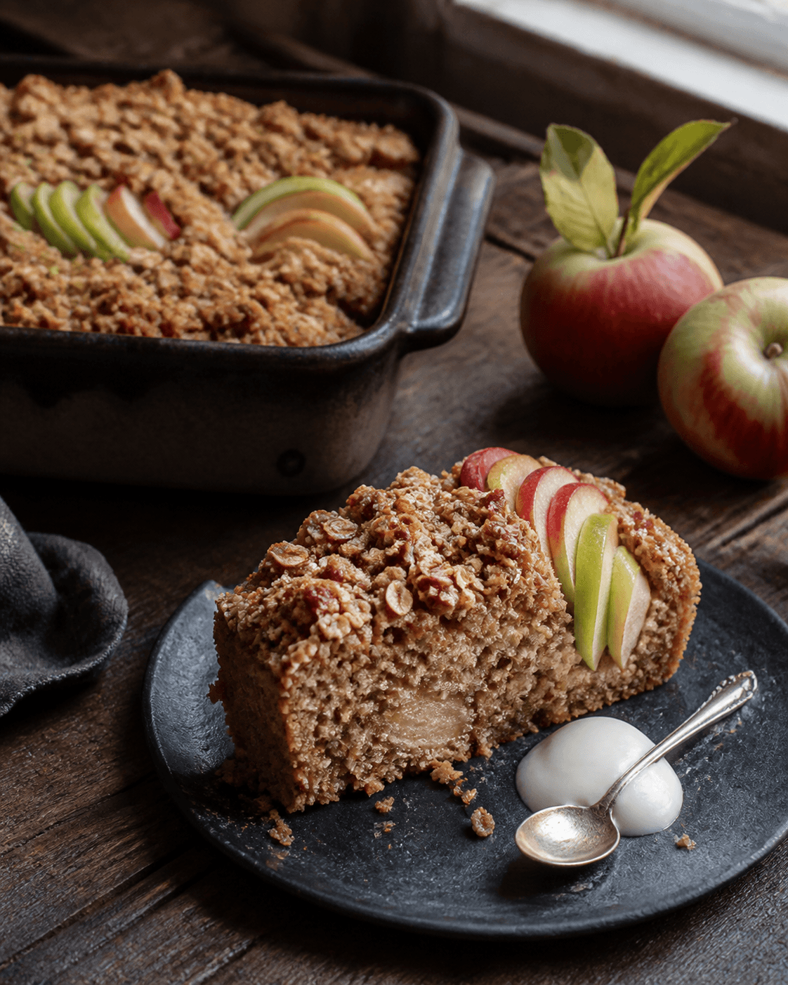 Rektangulær rugæblekage med brunet smør, kanel og sprød havre-hasselnøddecrumble