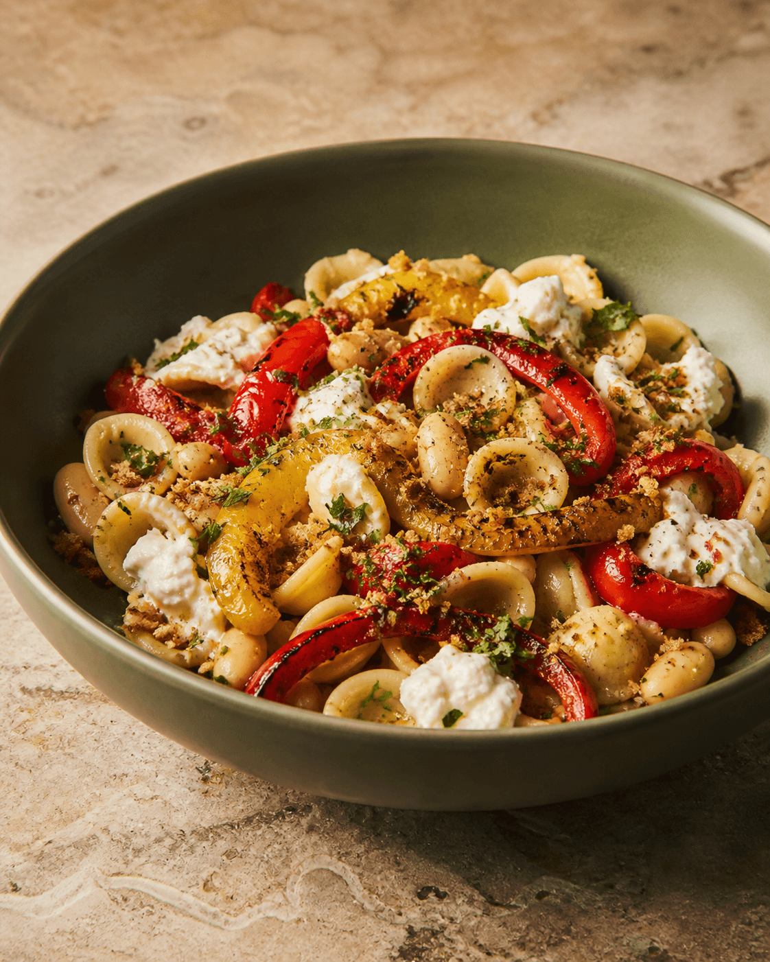 Orecchiette med stegte røde og gule peberfrugter, cannellinibønner, burrata og chili-citronkrumme