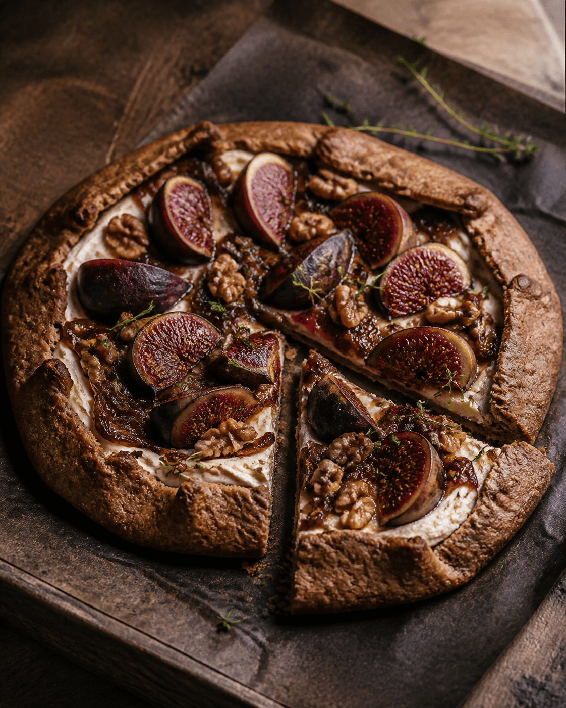 Rustik ruggalette med friske figner, pisket gedeost, balsamicoskalotteløg, valnød og timian