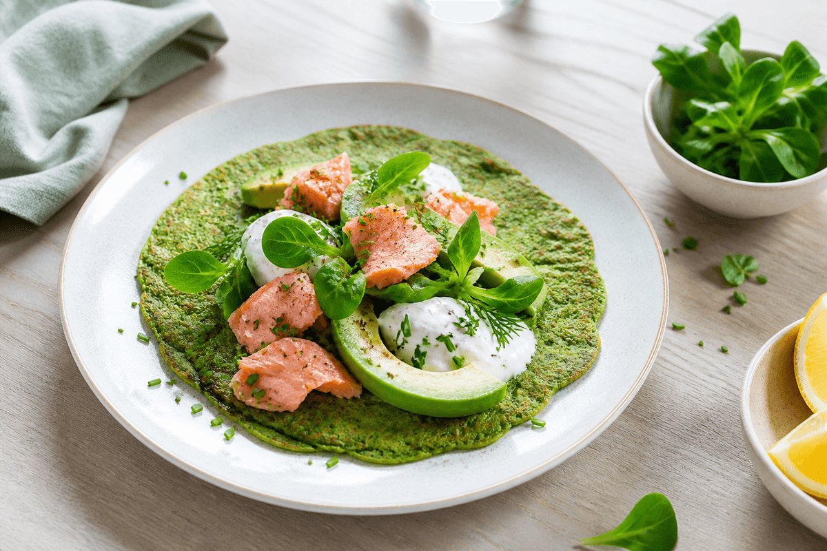 Spinatpandekager med varmrøget laks og avocado anrettet i Madblikkets lyse nordiske billedstil med rettens vigtigste råvarer tydeligt synlige
