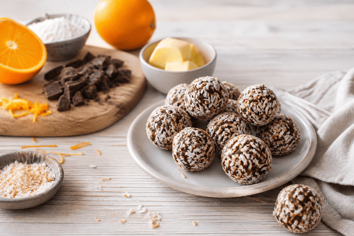 Orangekugler med chokolade anrettet i Madblikkets lyse nordiske billedstil med rettens vigtigste råvarer tydeligt synlige