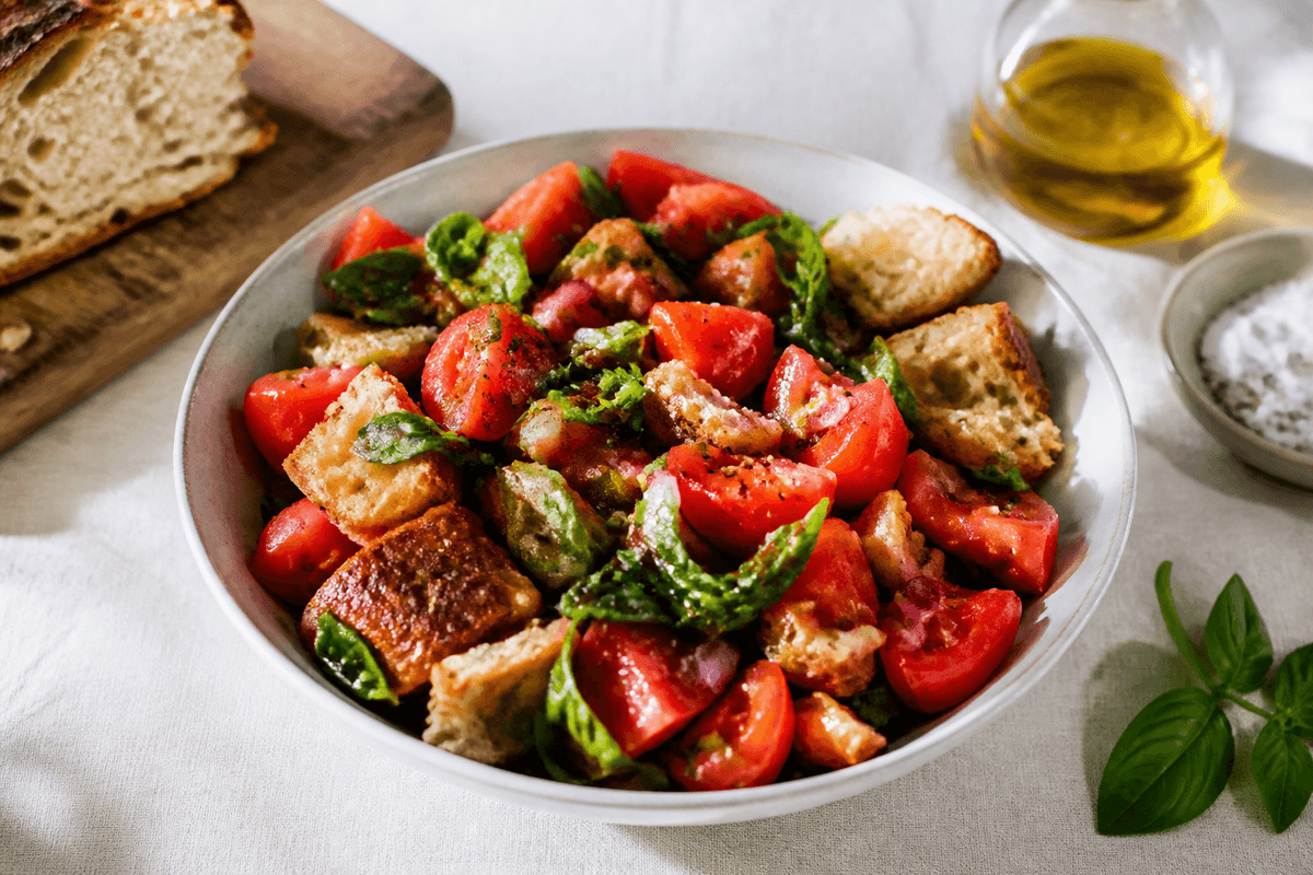 Panzanella – italiensk brødsalat anrettet i Madblikkets lyse nordiske billedstil med rettens vigtigste råvarer tydeligt synlige