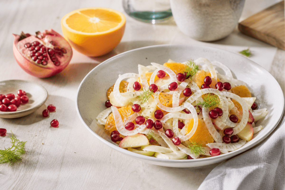 Fennikelsalat med appelsin og granatæble anrettet i Madblikkets lyse nordiske billedstil med rettens vigtigste råvarer tydeligt synlige