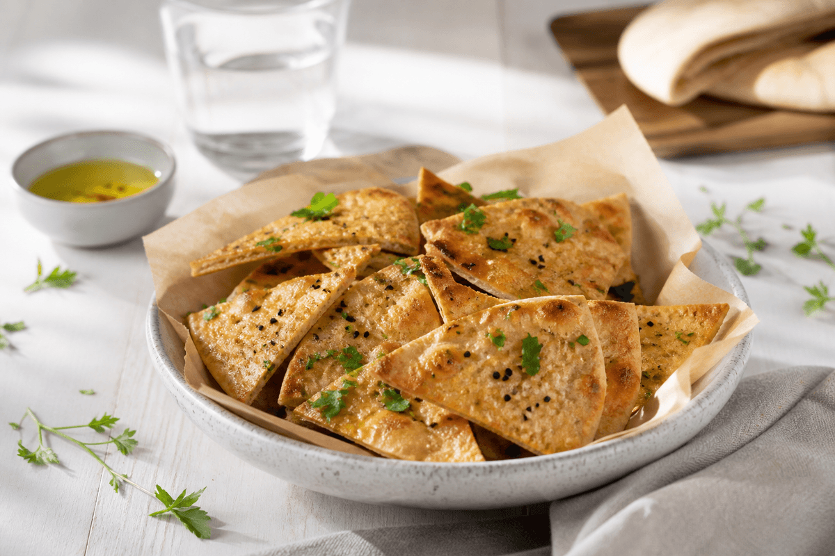 Pita chips lavet af pitabrød anrettet i Madblikkets lyse nordiske billedstil med rettens vigtigste råvarer tydeligt synlige