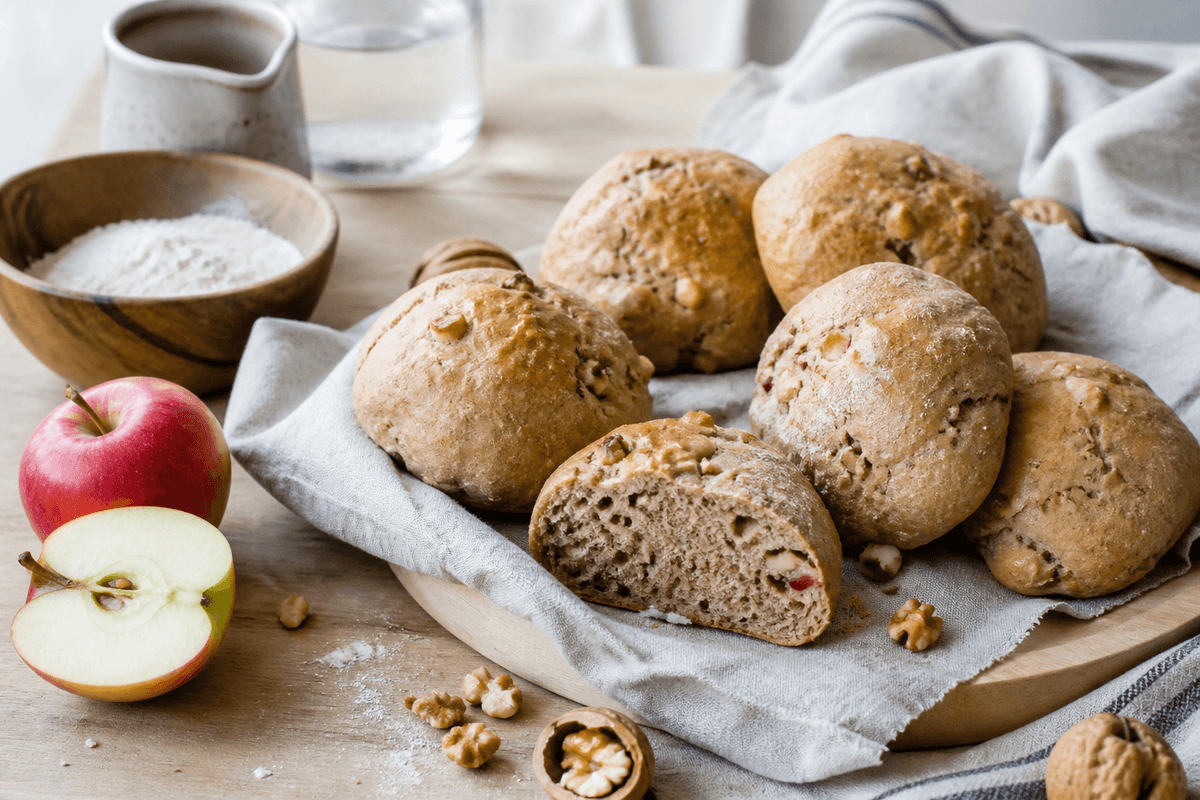 Æbleboller med nødder anrettet i Madblikkets lyse nordiske billedstil med rettens vigtigste råvarer tydeligt synlige