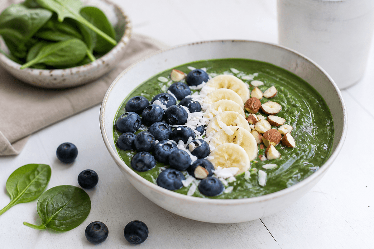 Smoothie bowl med blåbær og spinat anrettet i Madblikkets lyse nordiske billedstil med rettens vigtigste råvarer tydeligt synlige