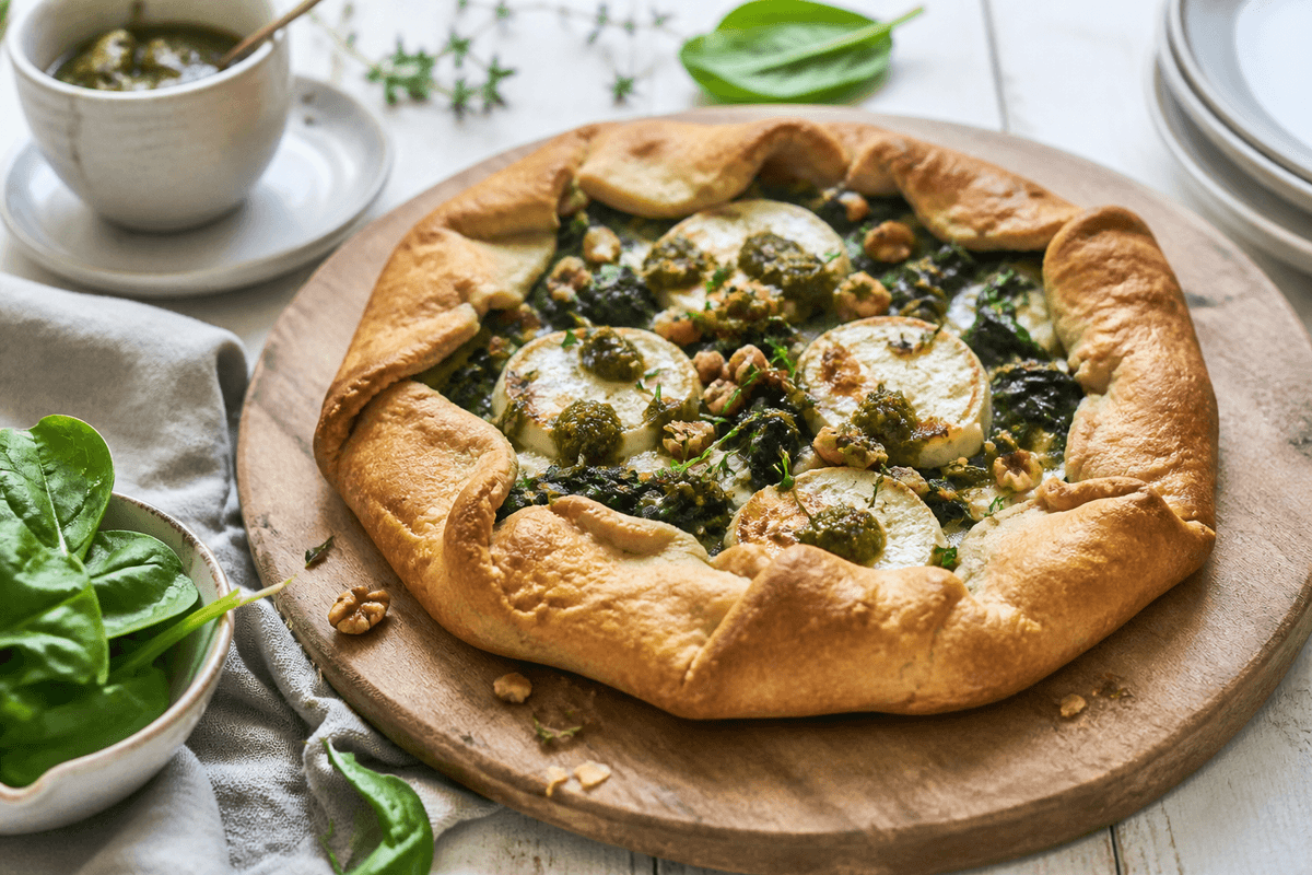 Galette med spinat, gedeost og pesto anrettet i Madblikkets lyse nordiske billedstil med rettens vigtigste råvarer tydeligt synlige