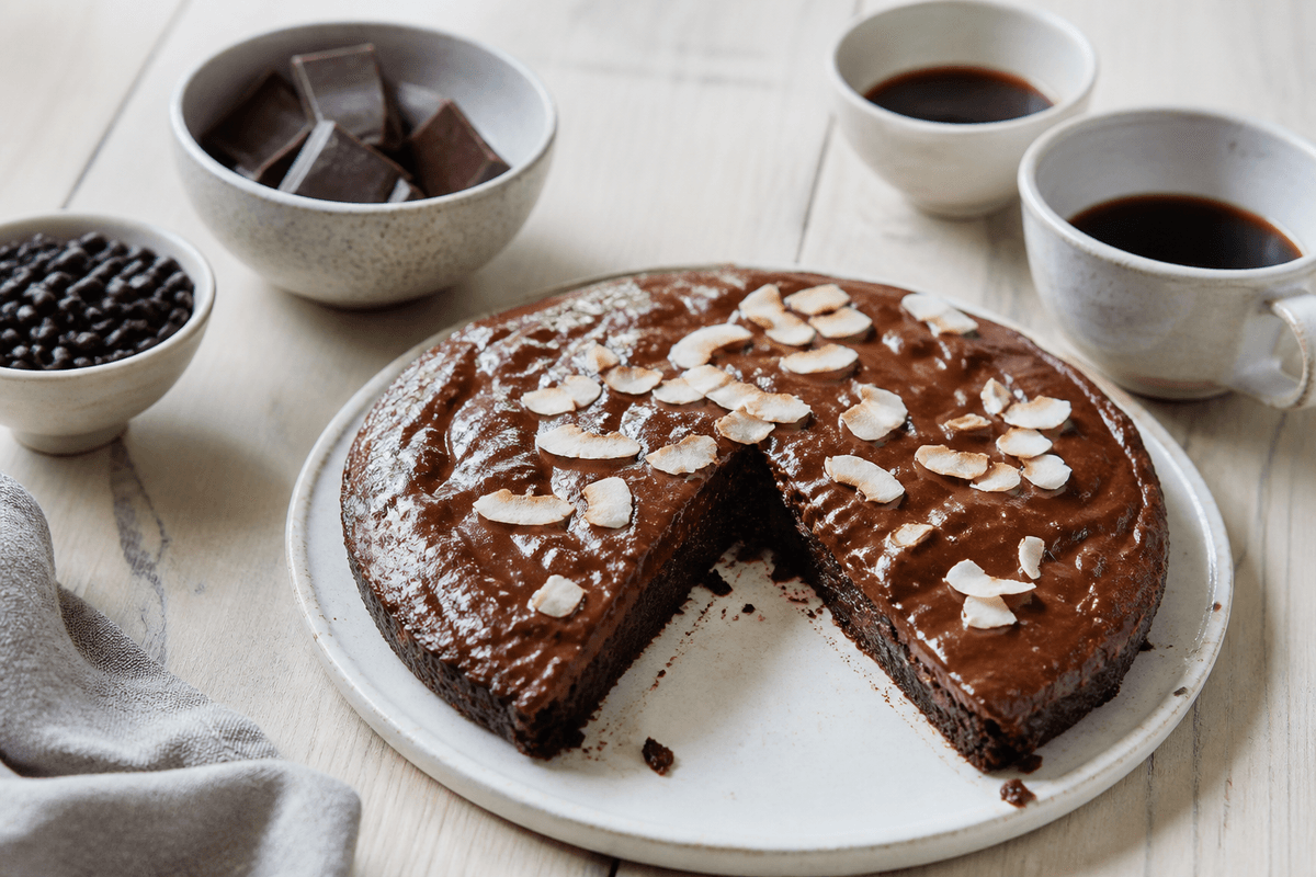 Bønnekage med chokolade og kaffe anrettet i Madblikkets lyse nordiske billedstil med rettens vigtigste råvarer tydeligt synlige