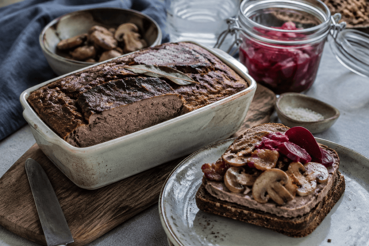 Hjemmelavet leverpostej med rugbrød, stegte svampe, sprød bacon og rødbede