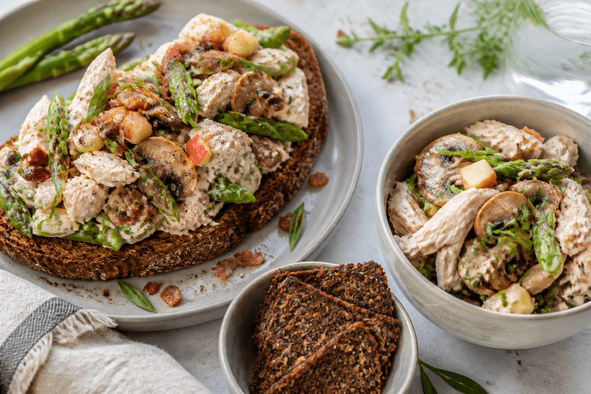 Cremet hønsesalat med saftig kylling, svampe, asparges, æble, bacon og rugchips