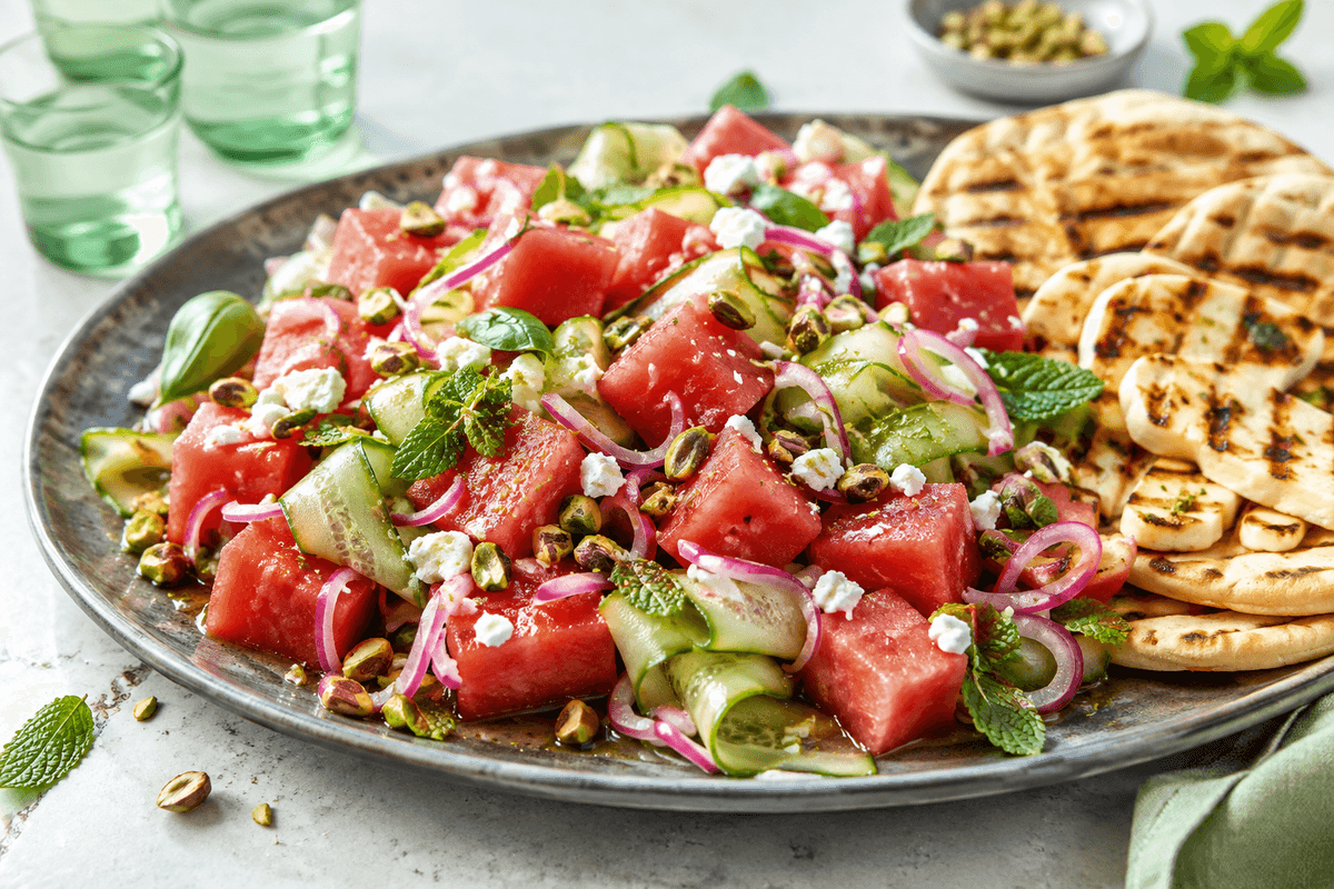Vandmelonsalat med feta, agurk, syltet rødløg, mynte, basilikum og pistacienødder