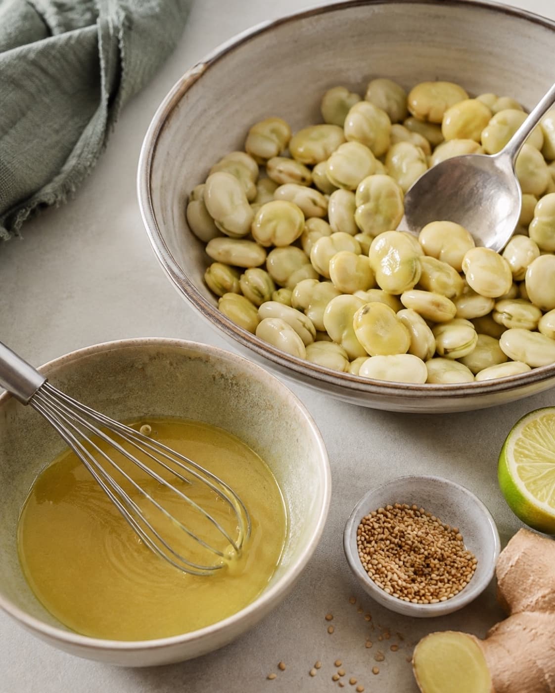 Emulgeret lime-misodressing og hele butterbeans vendt forsigtigt med en lille del dressing