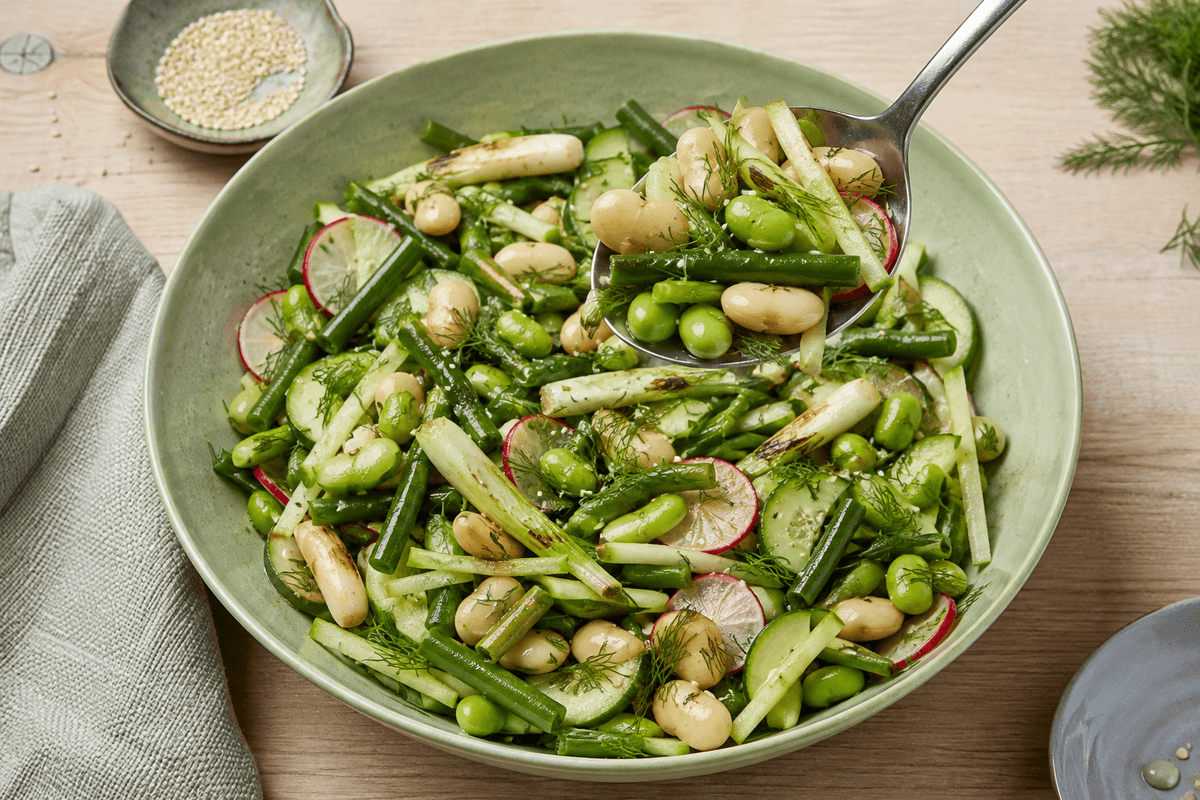 Grøn tre-bønnesalat med edamame, butterbeans, grønne bønner, æble og lime-misodressing