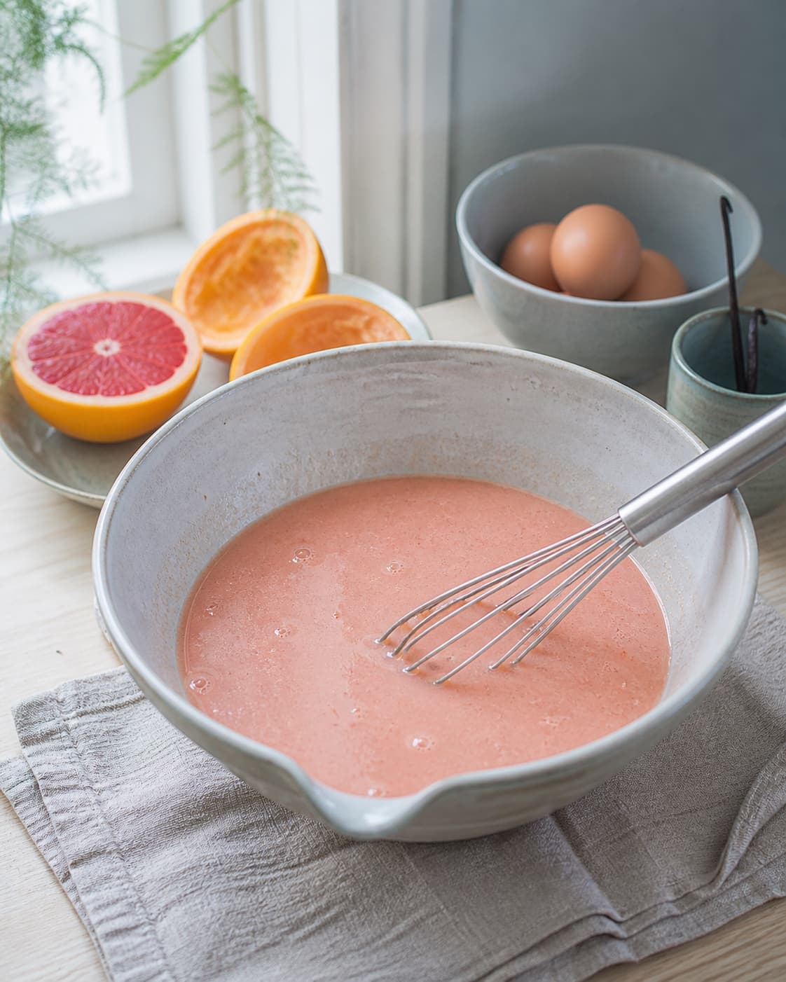 glat lyserød citrus-æggeblanding med vaniljekorn i skål og kun få små bobler; kontroltegnet er blandingen er ensartet og flydende med få små bobler