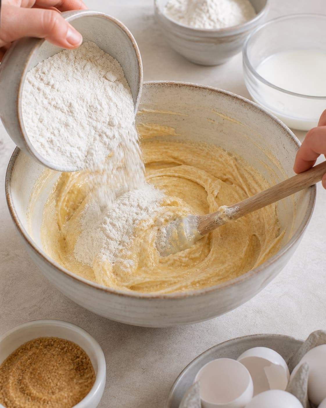 Creamed butter sugar vanilla and eggs receiving flour and milk in alternating additions under tilberedningen af hindbærmuffins