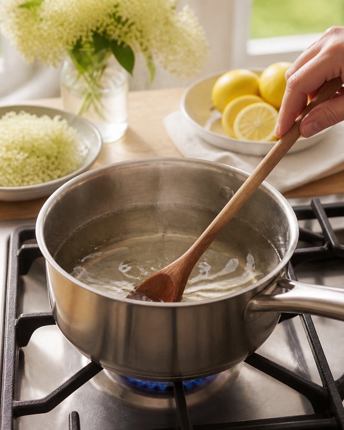Clear sugar syrup with citric acid heating until fully dissolved under tilberedningen af hyldeblomstsaft