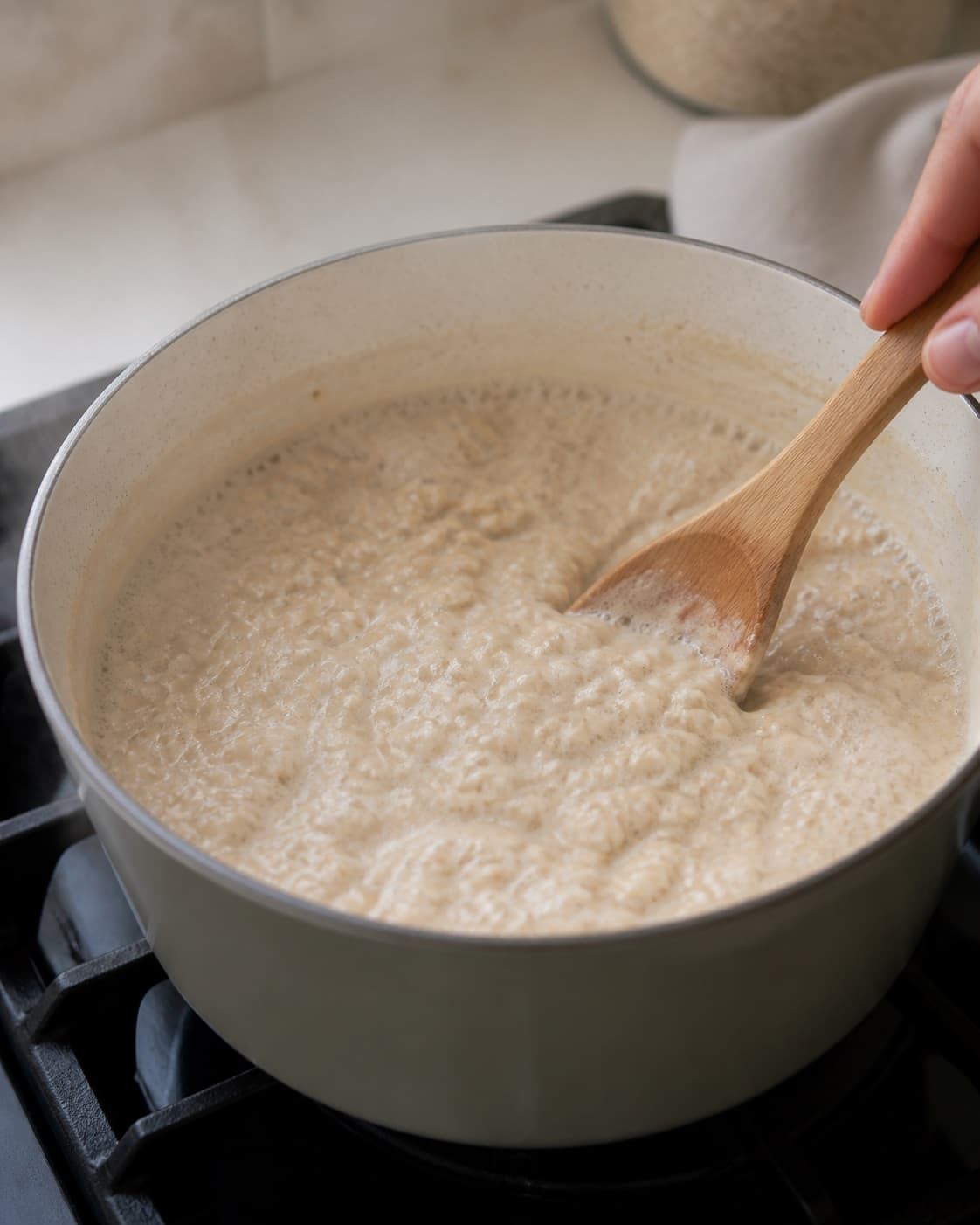Milk porridge gently simmering until coarse oats are tender and creamy under tilberedningen af havregrød